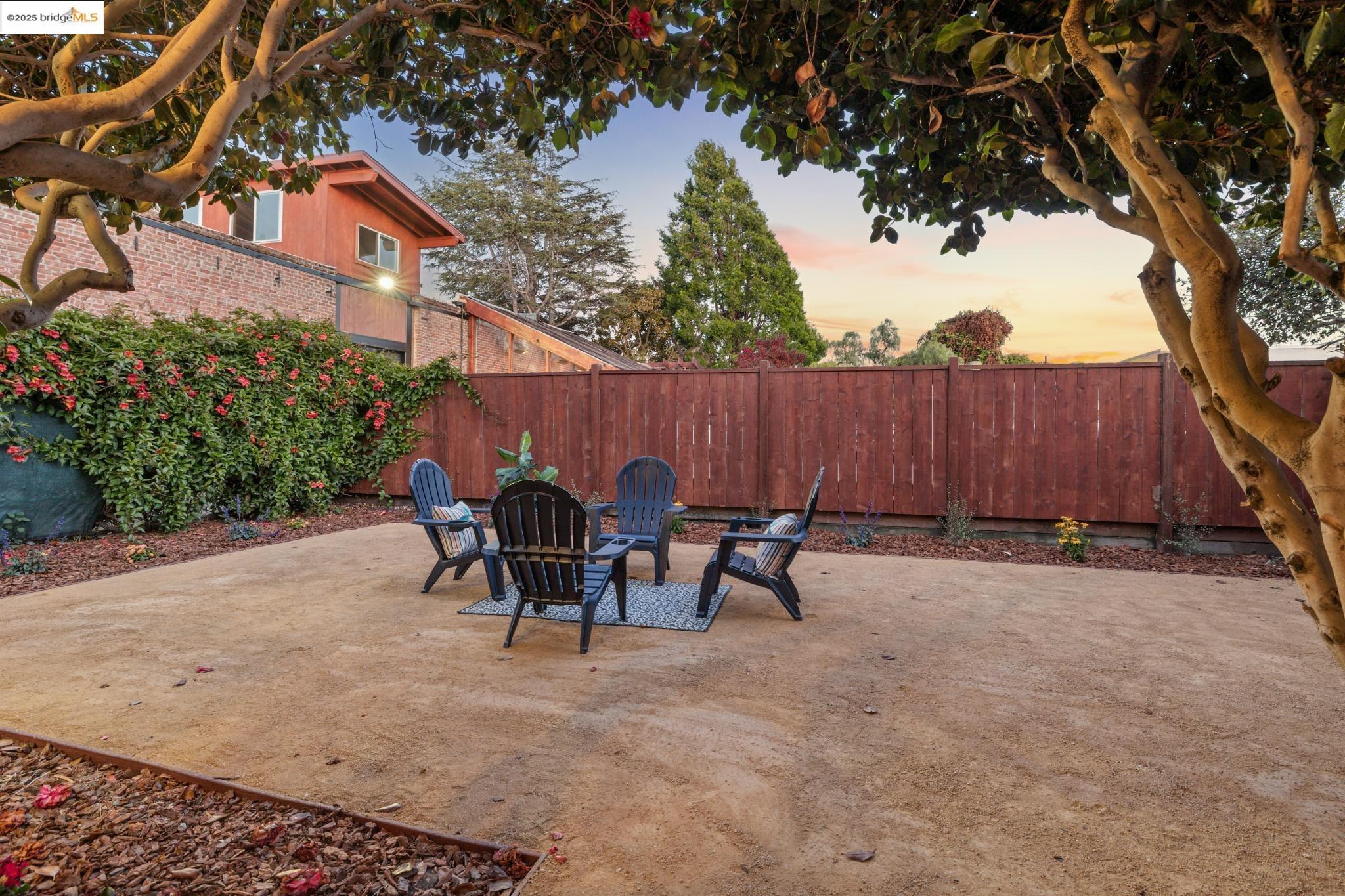 1092 Dwight Way