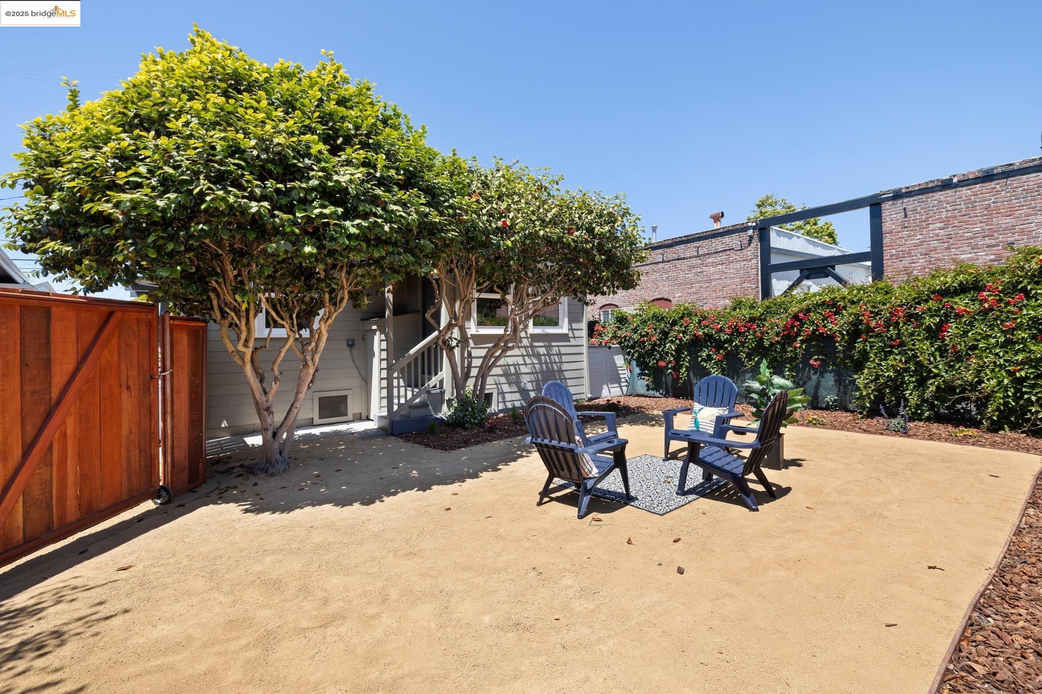 1092 Dwight Way