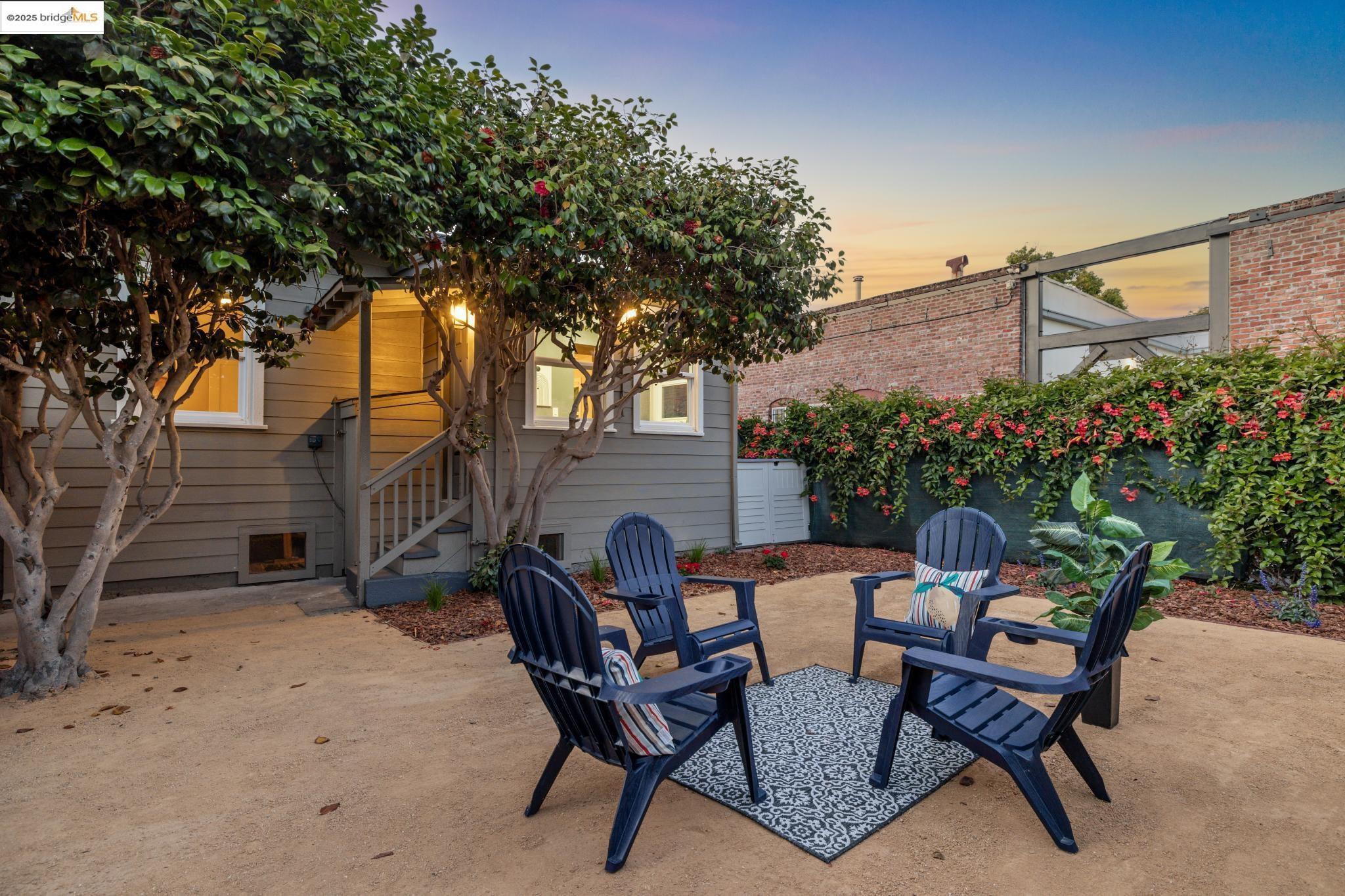1092 Dwight Way