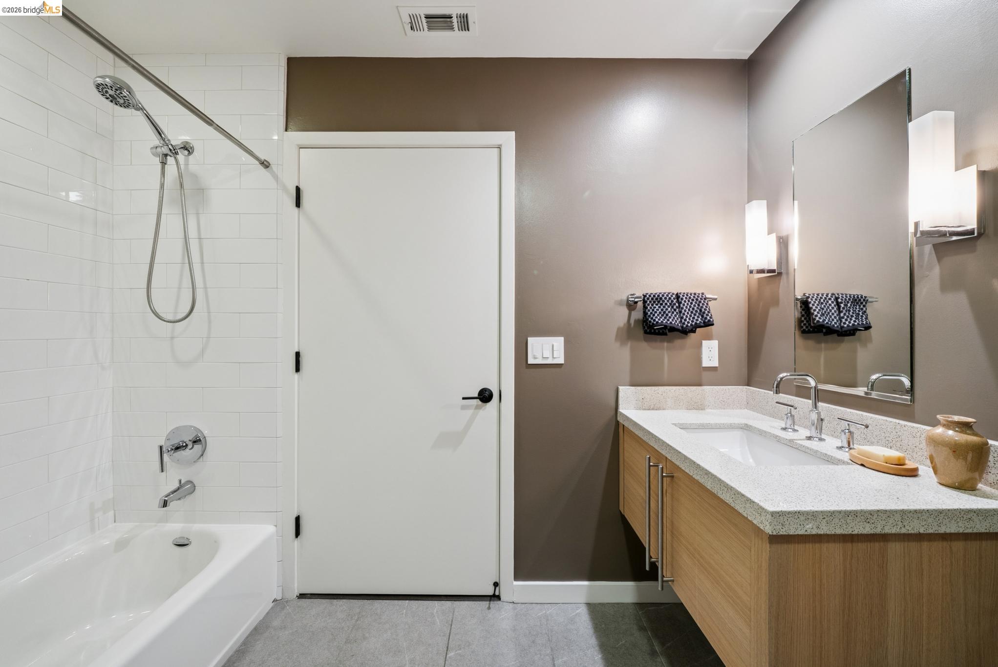 6465 San Pablo # 203