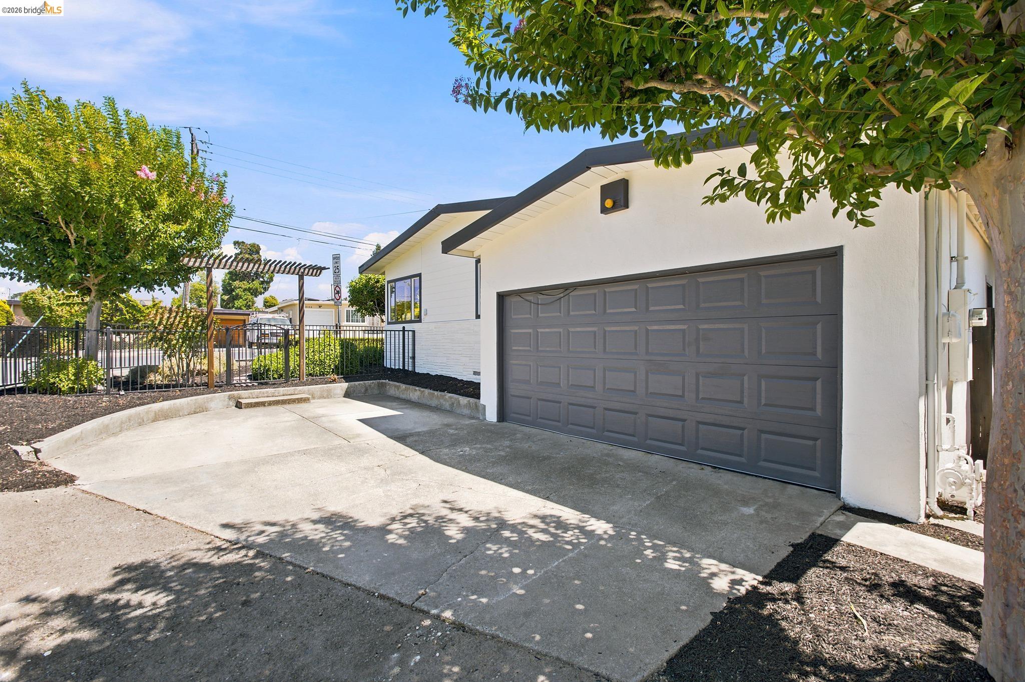 5161 Hilltop Dr