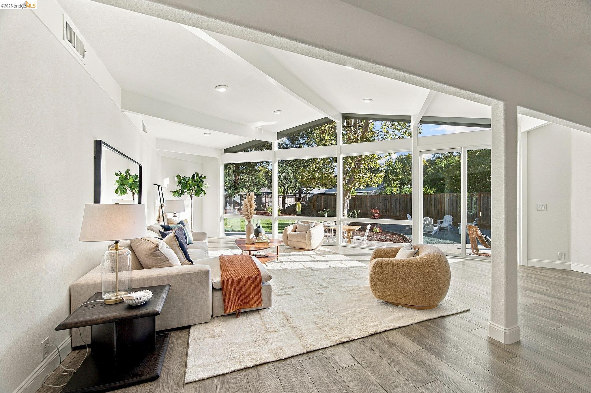 925 Juanita Dr