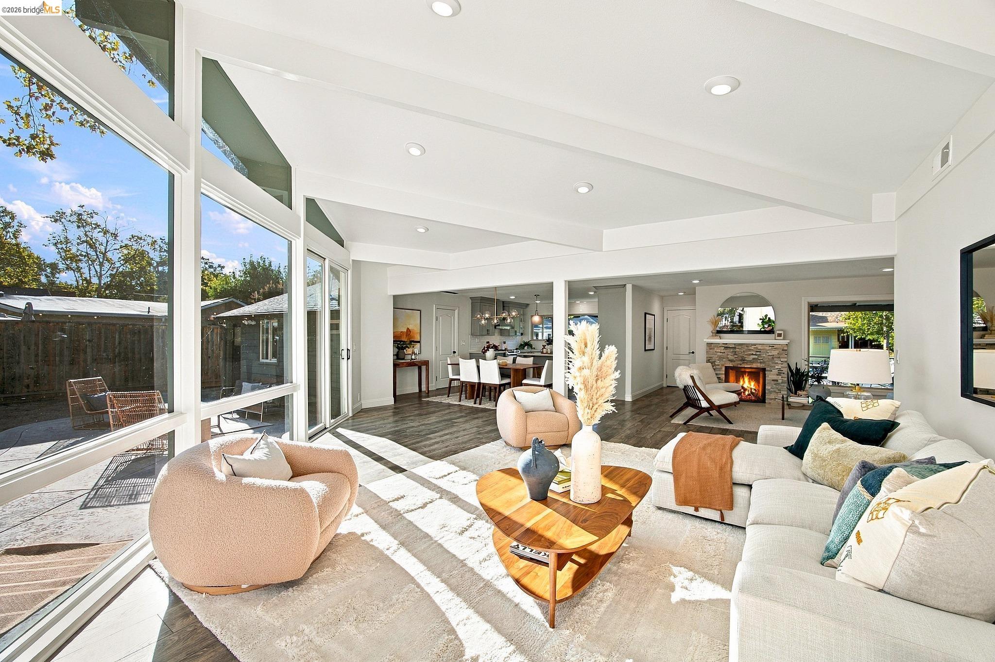 925 Juanita Dr