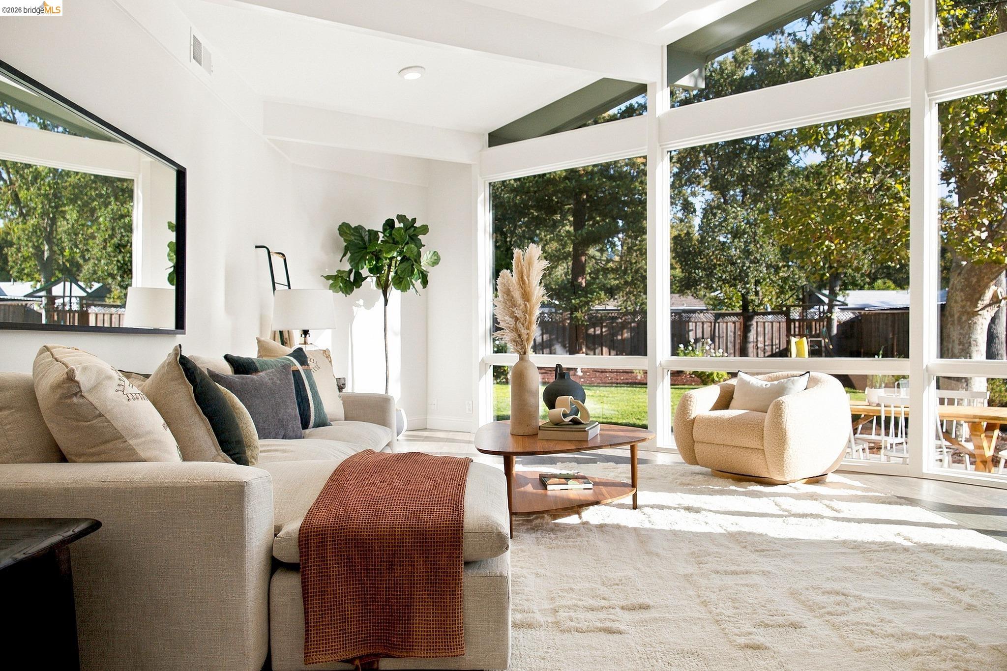 925 Juanita Dr
