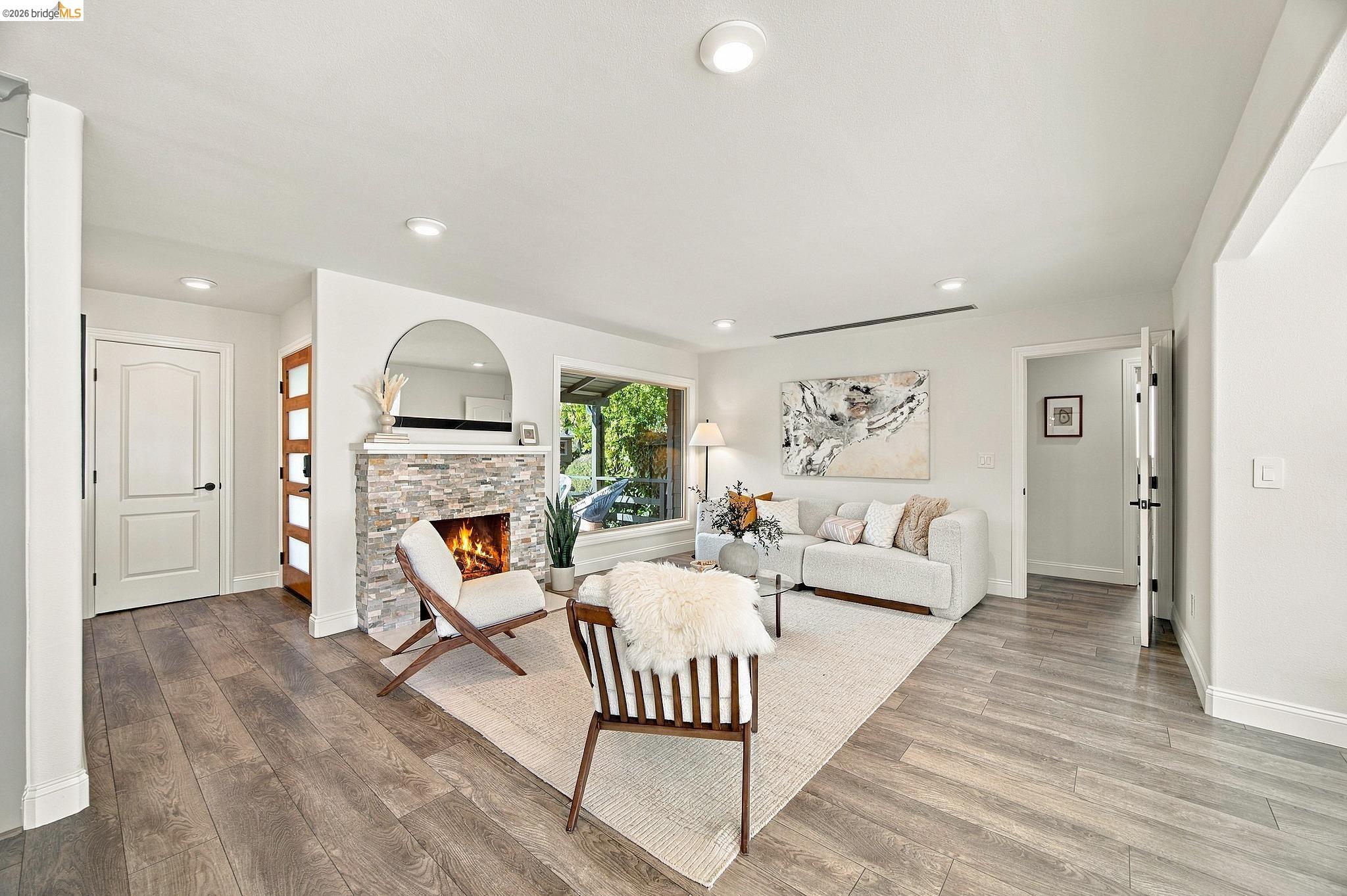 925 Juanita Dr