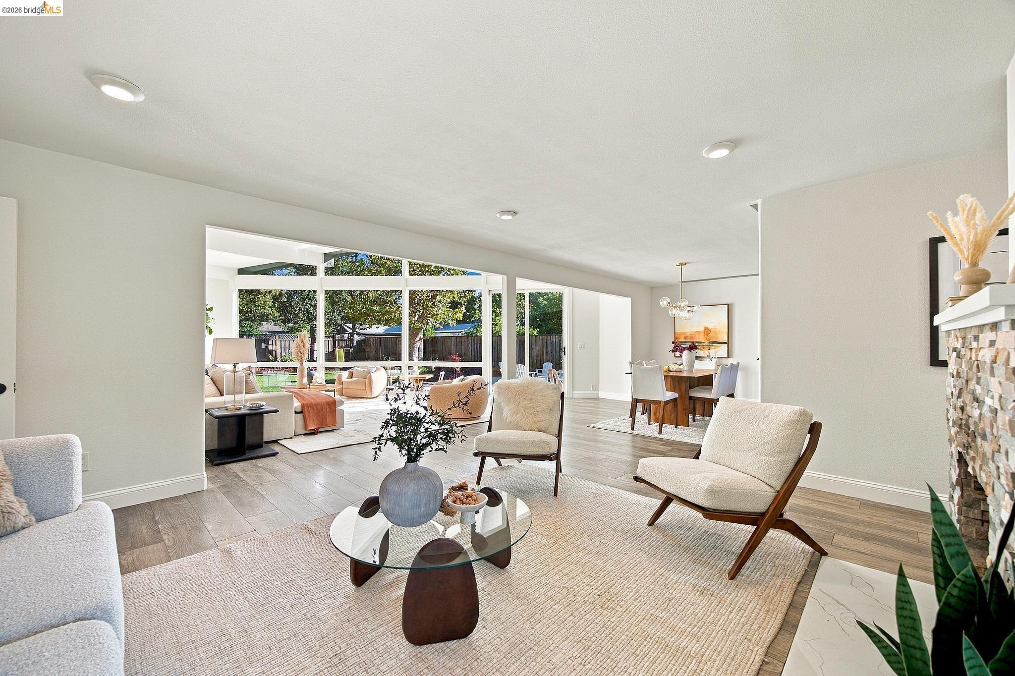 925 Juanita Dr