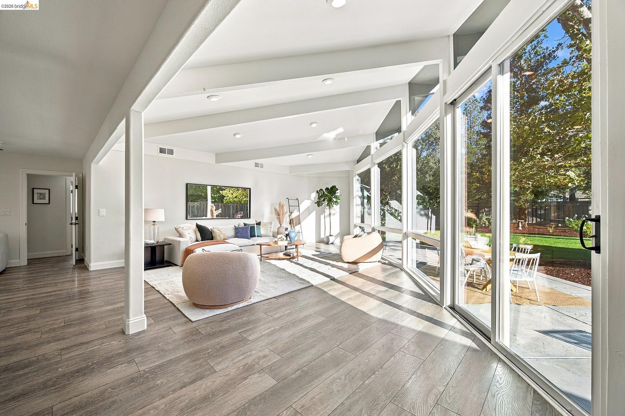 925 Juanita Dr