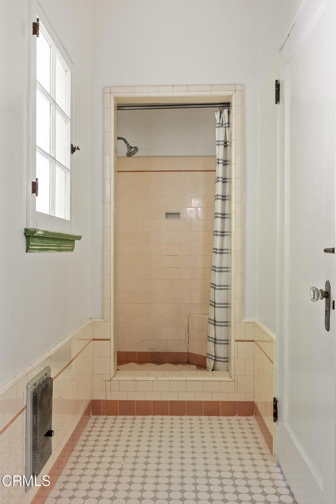 2011 N Beachwood Drive