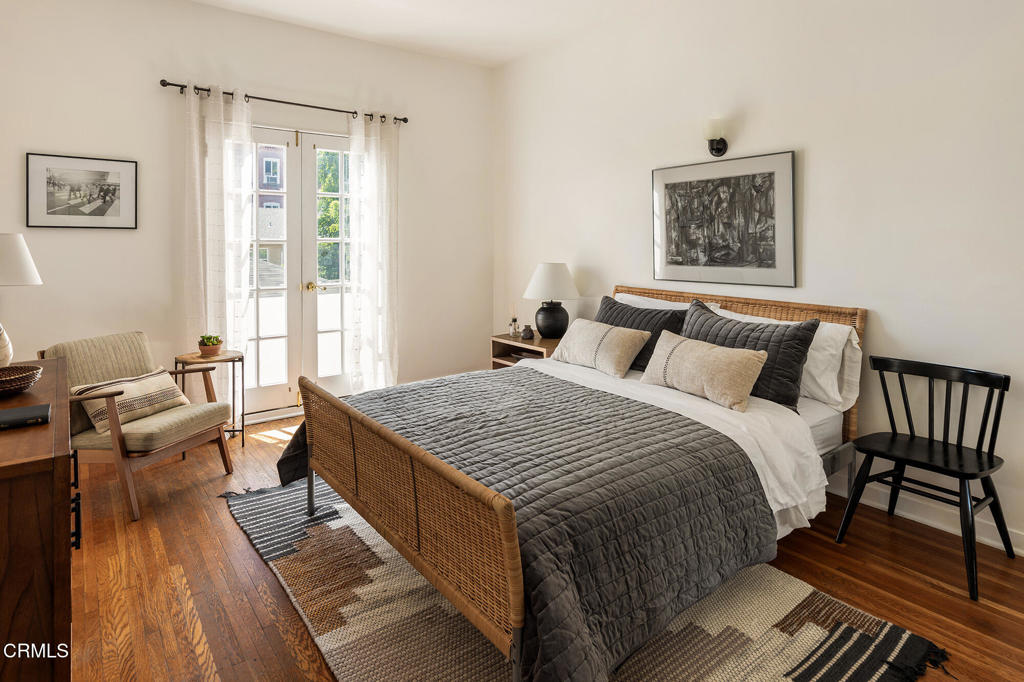 2011 N Beachwood Drive