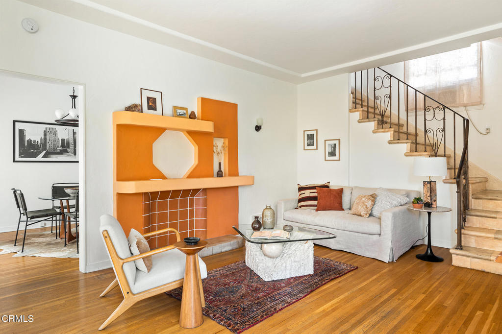 2011 N Beachwood Drive