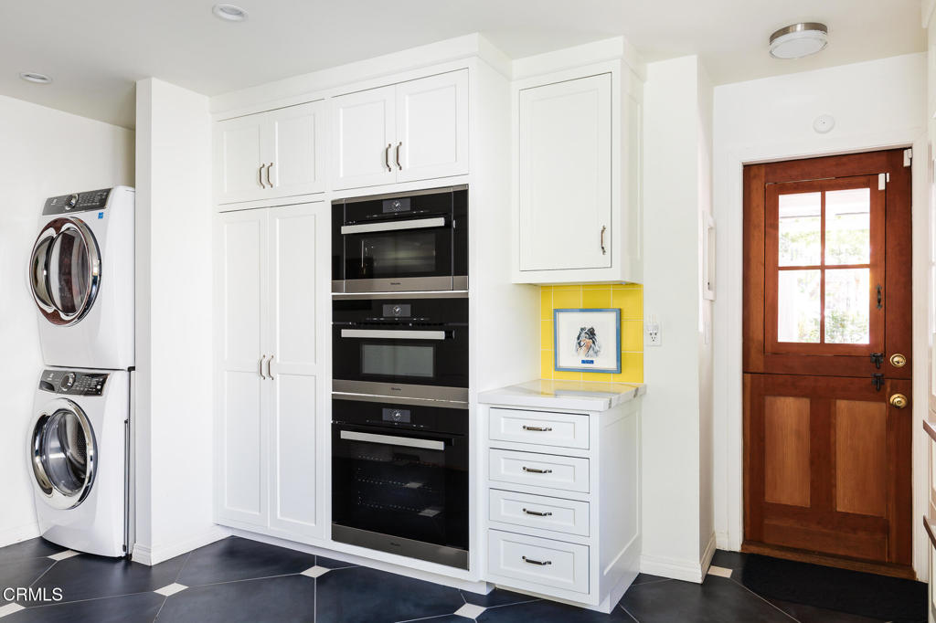 10785 Weyburn Avenue