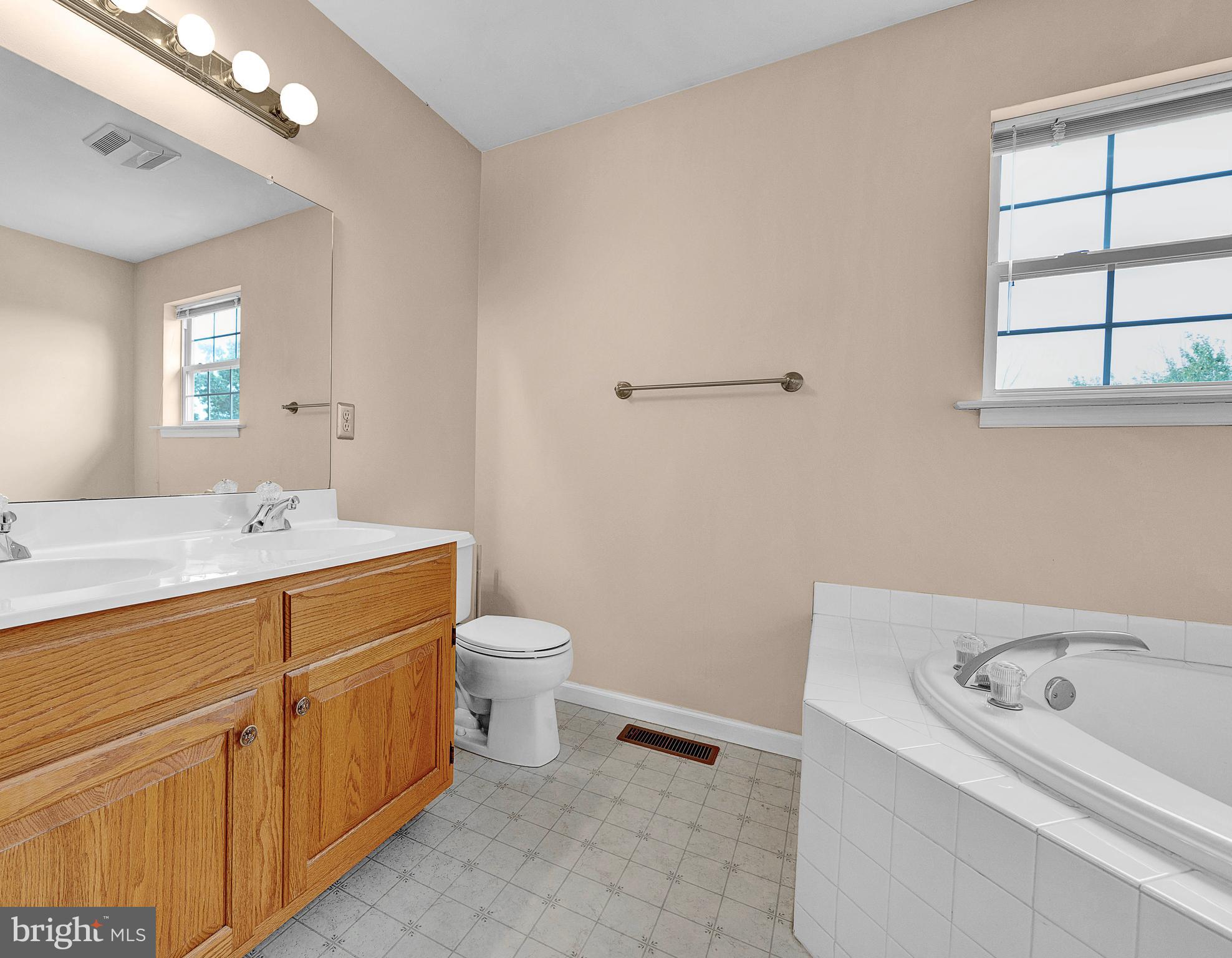 1005 DORCHESTER LANE