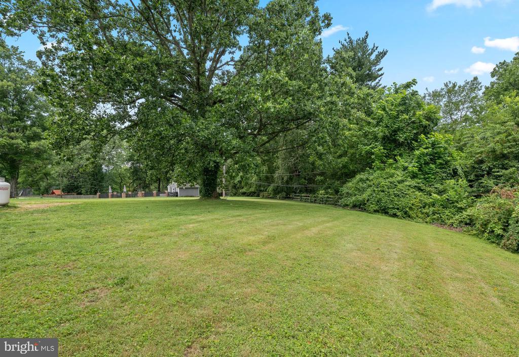 218 CREST WAY