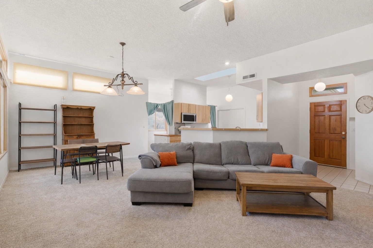 2702 La Silla Dorada