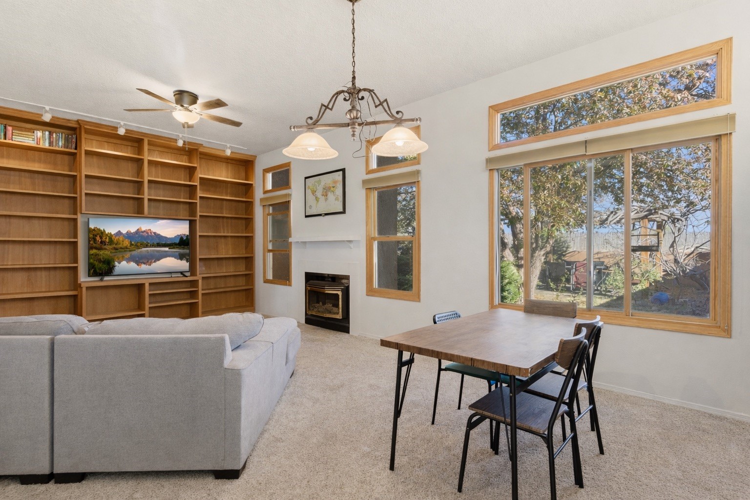 2702 La Silla Dorada