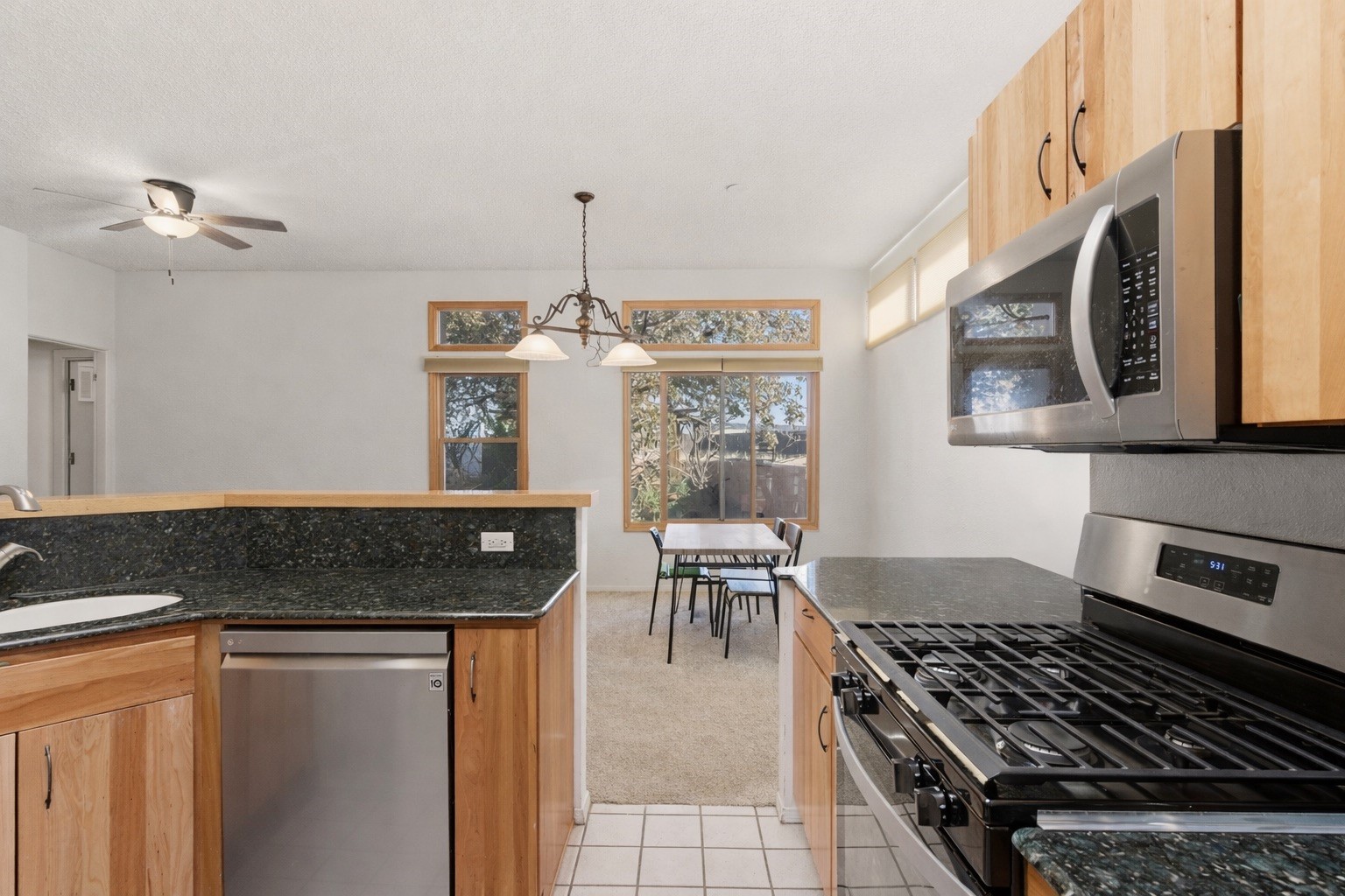 2702 La Silla Dorada