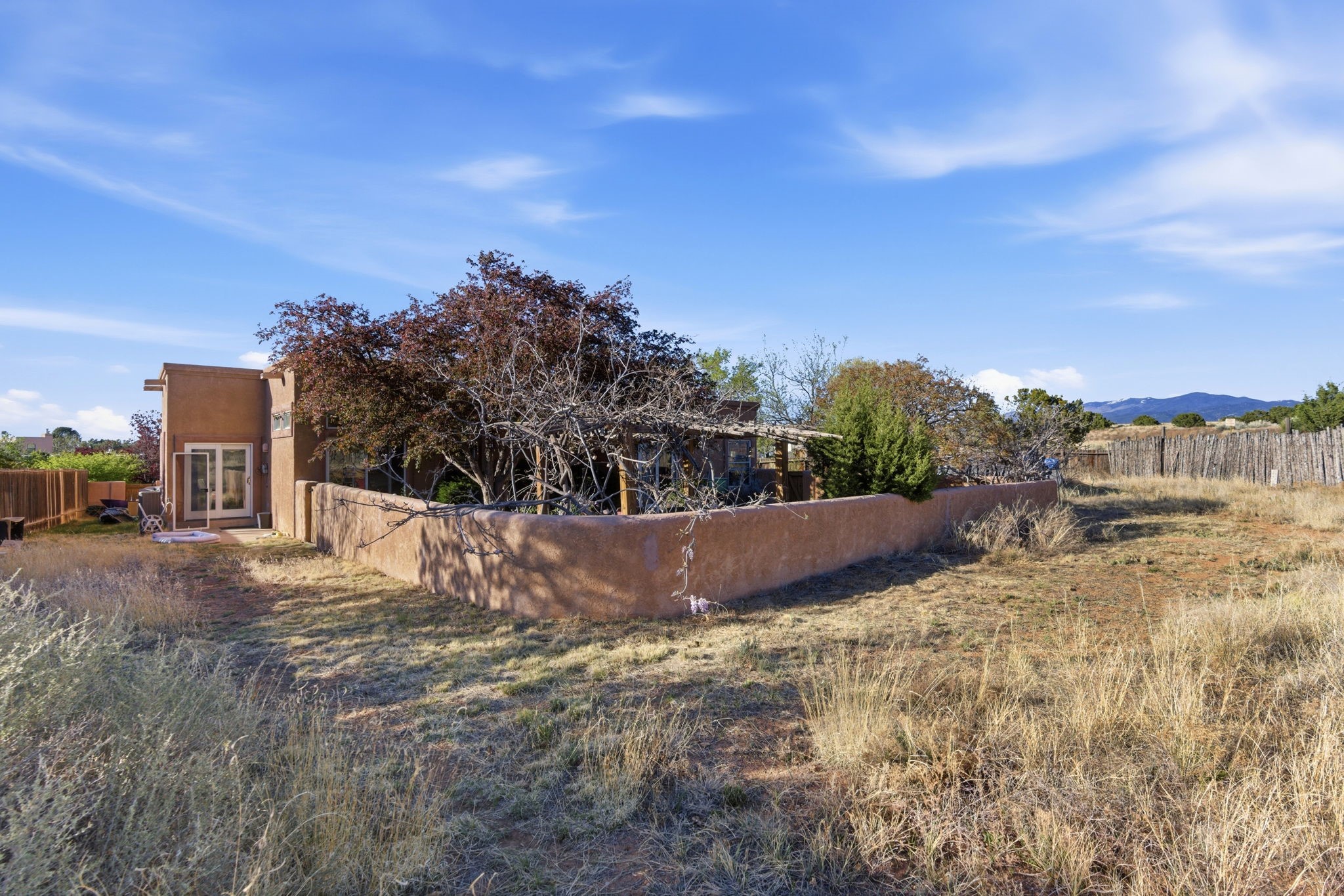 2702 La Silla Dorada