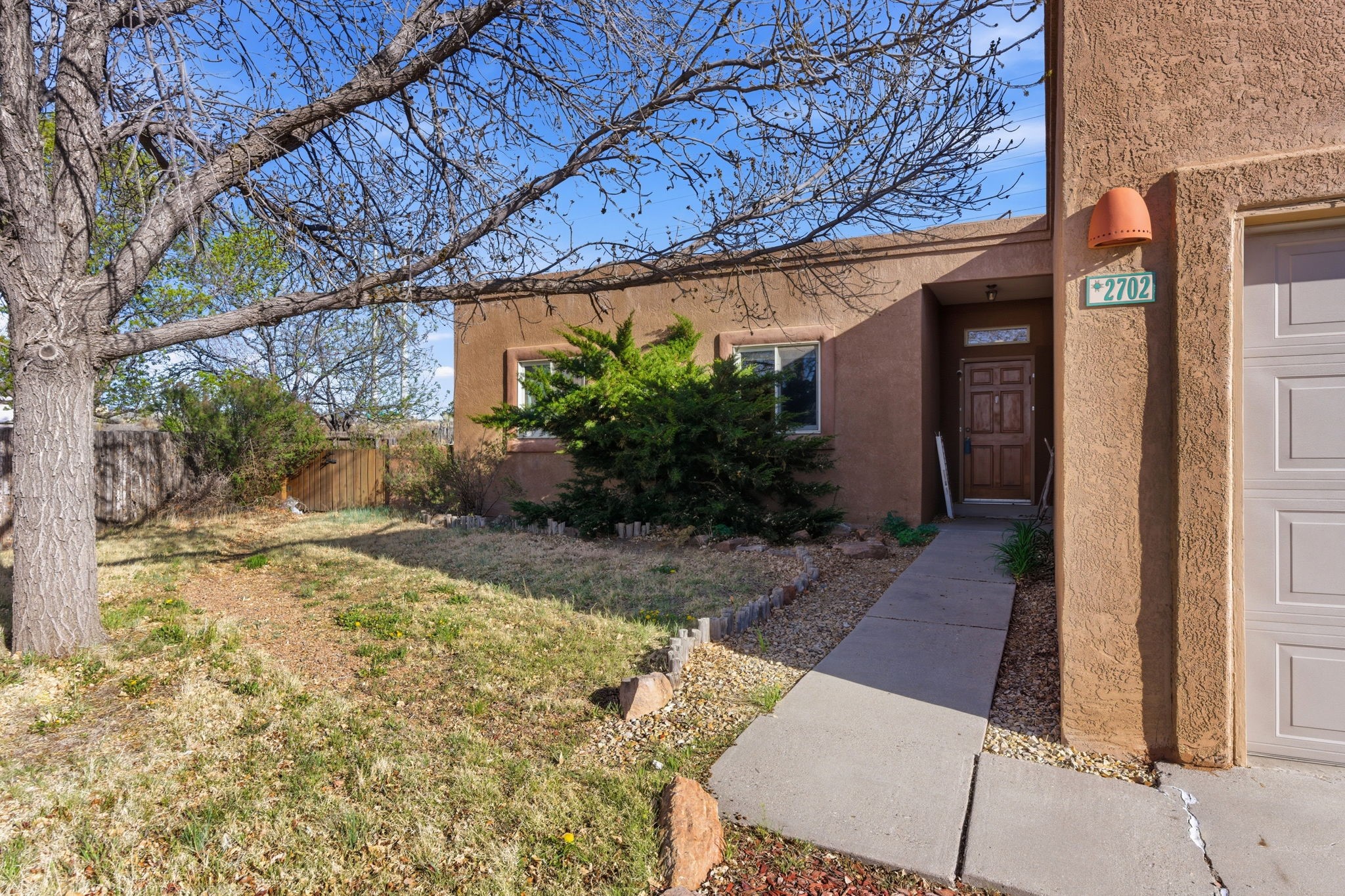 2702 La Silla Dorada