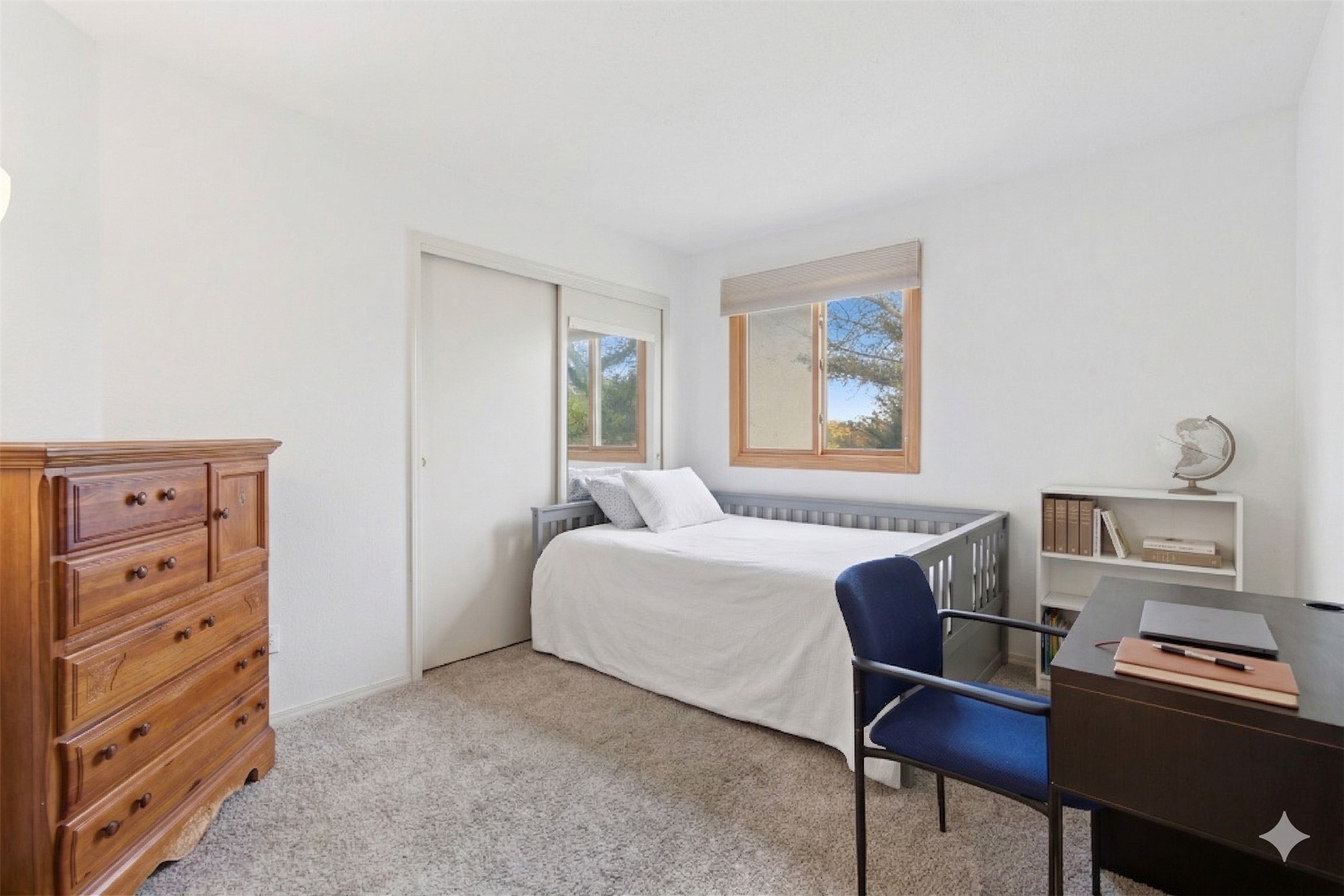 2702 La Silla Dorada