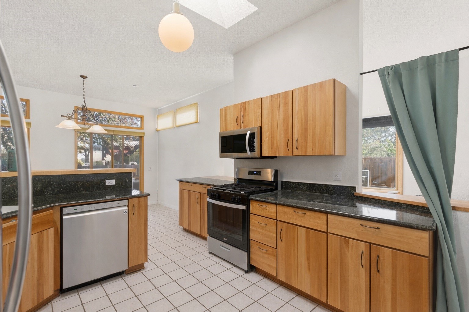 2702 La Silla Dorada