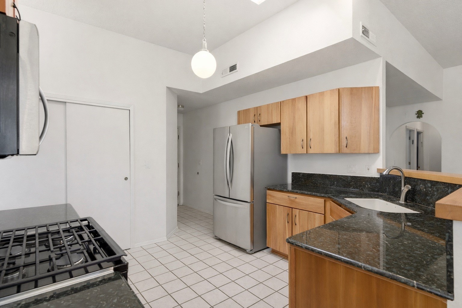 2702 La Silla Dorada