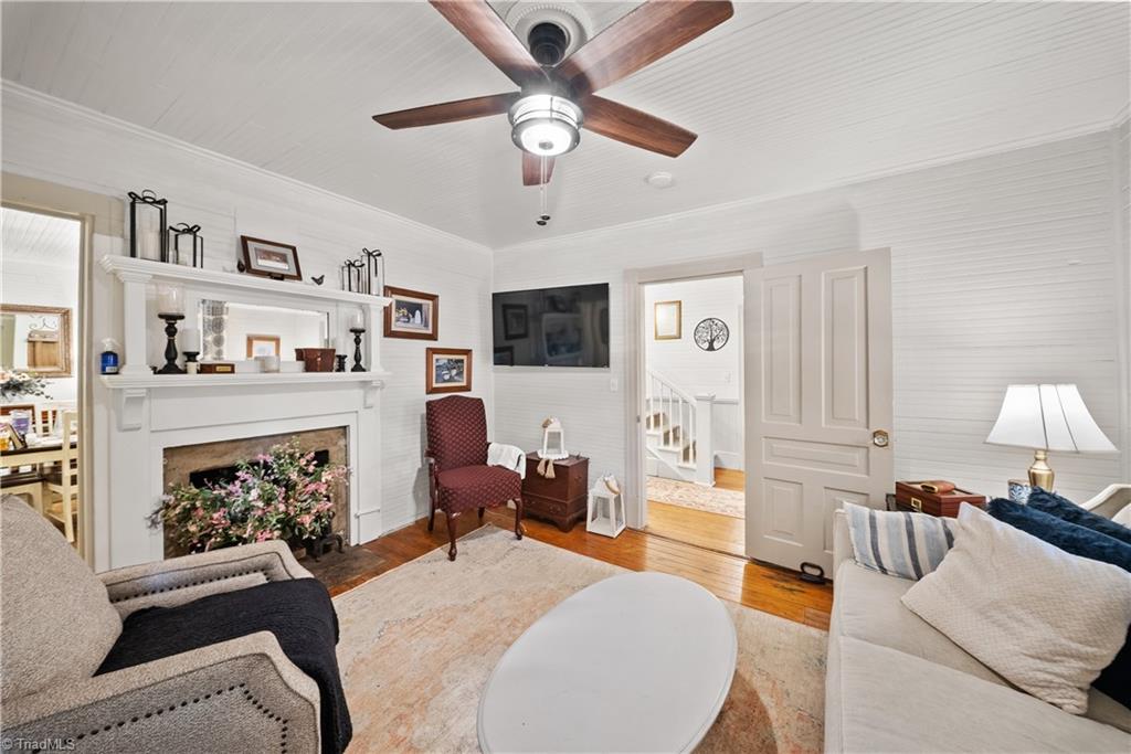 216 W 2nd Street