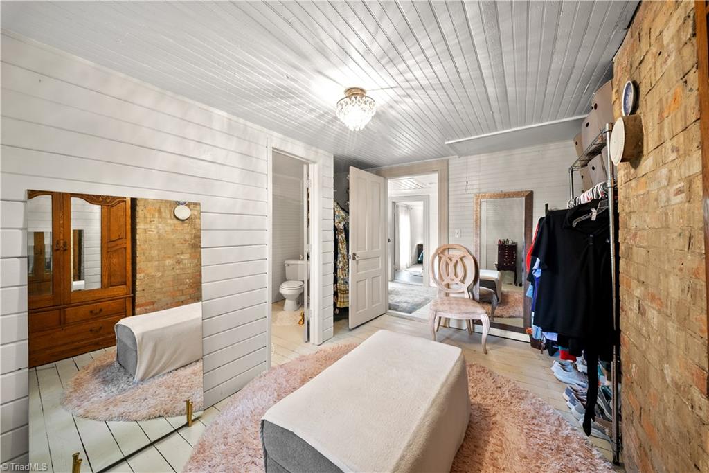 216 W 2nd Street