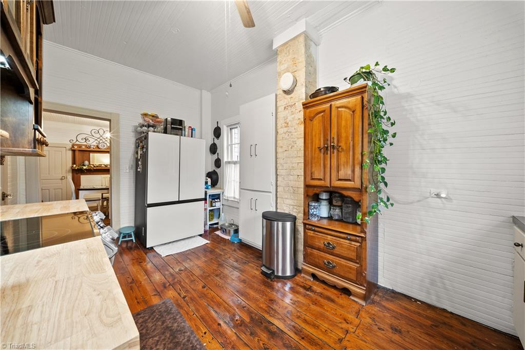 216 W 2nd Street