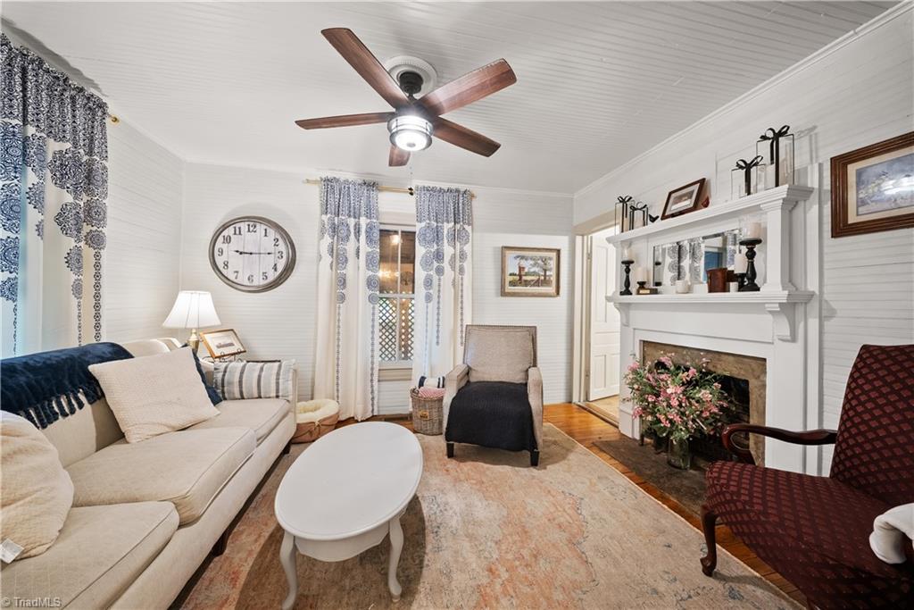216 W 2nd Street