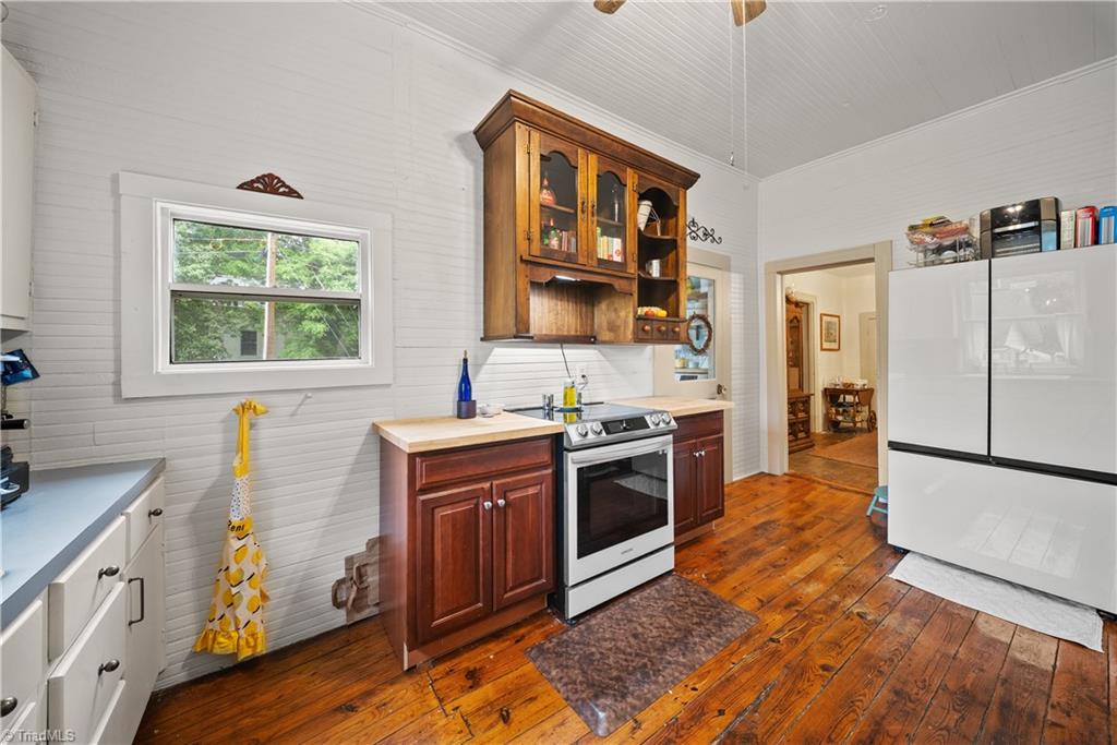 216 W 2nd Street