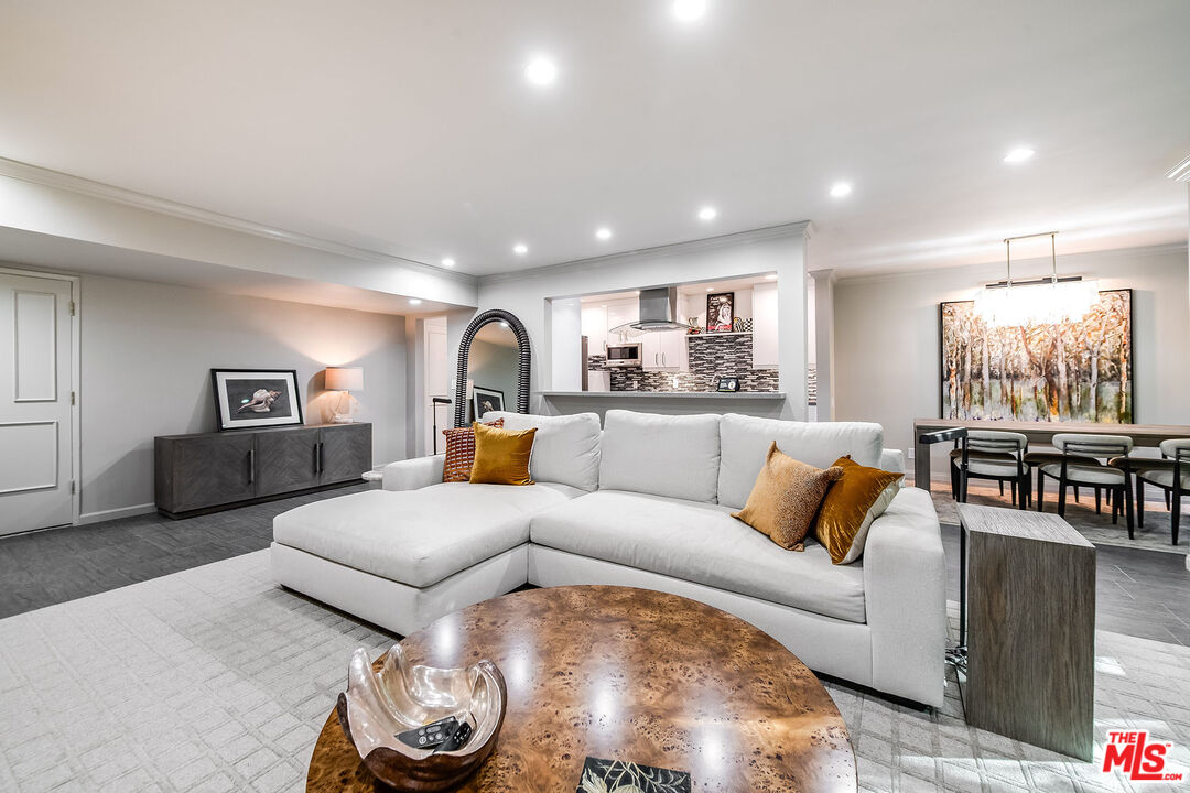 1015 N Kings Rd Unit: 110