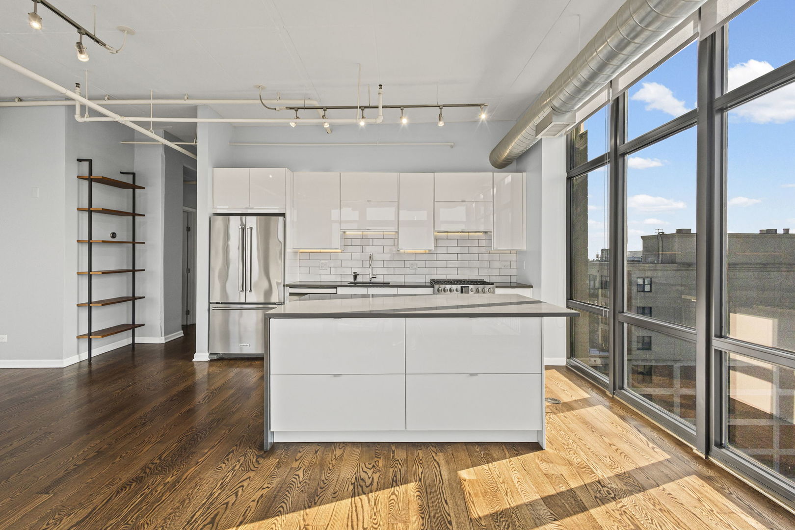 212 E CULLERTON Street Unit: PH06