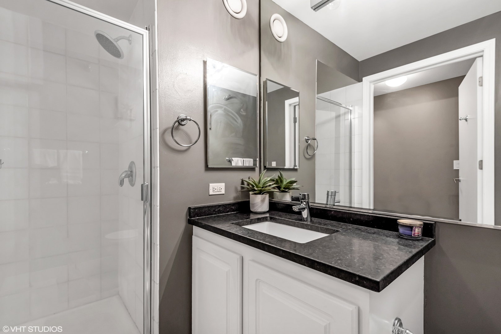 345 N La Salle Drive Unit: 701