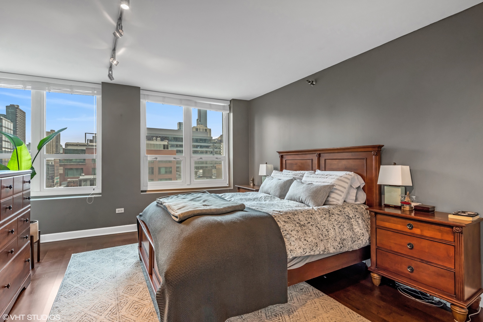 345 N La Salle Drive Unit: 701