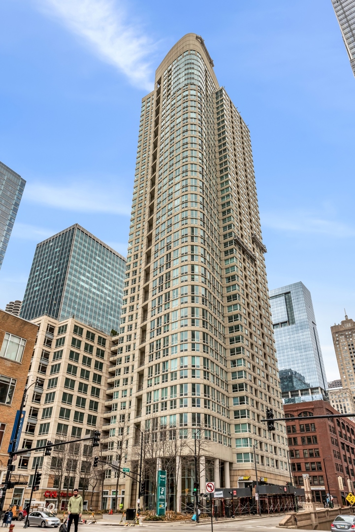 345 N La Salle Drive Unit: 701