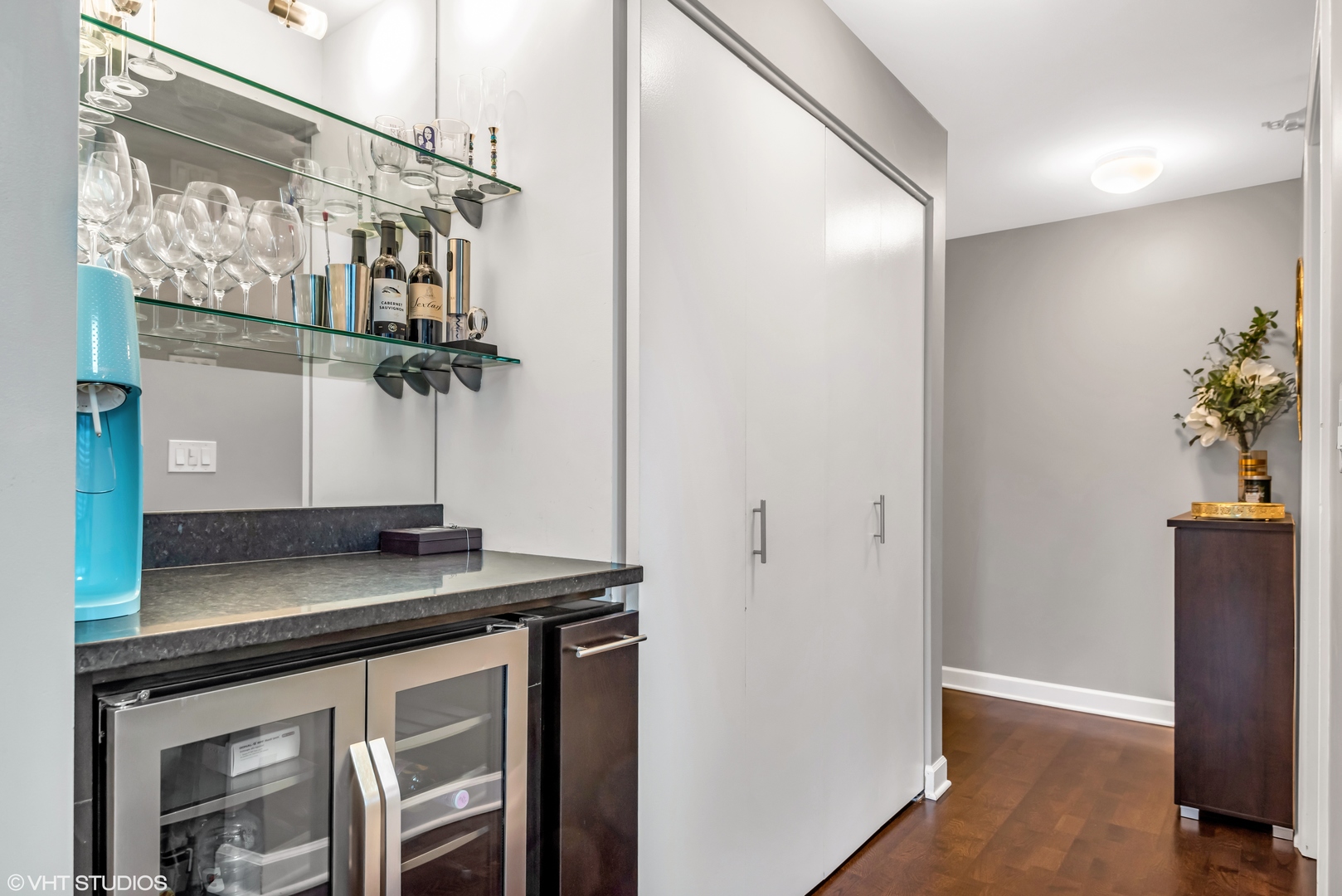 345 N La Salle Drive Unit: 701