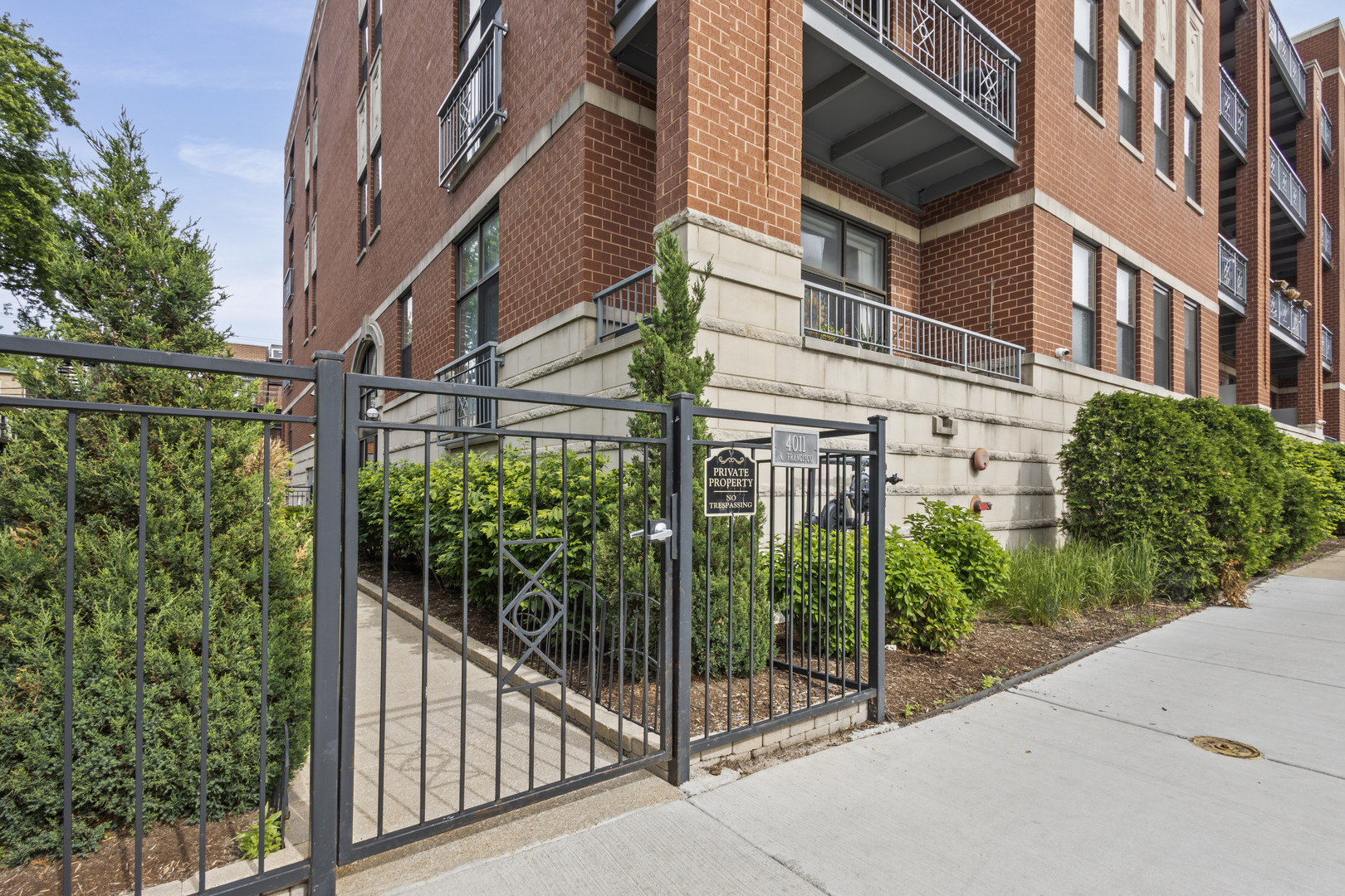 4011 N Francisco Avenue Unit: 205
