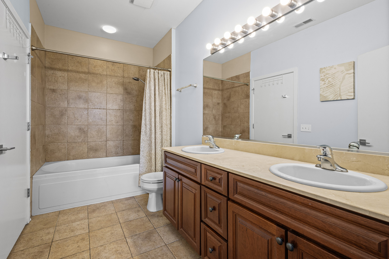 4011 N Francisco Avenue Unit: 205