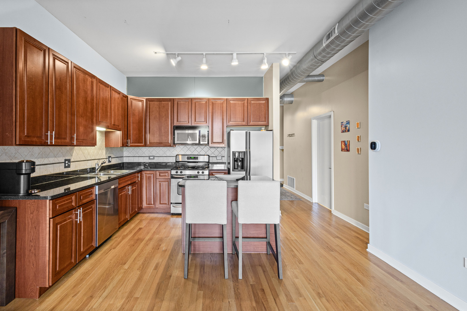 4011 N Francisco Avenue Unit: 205