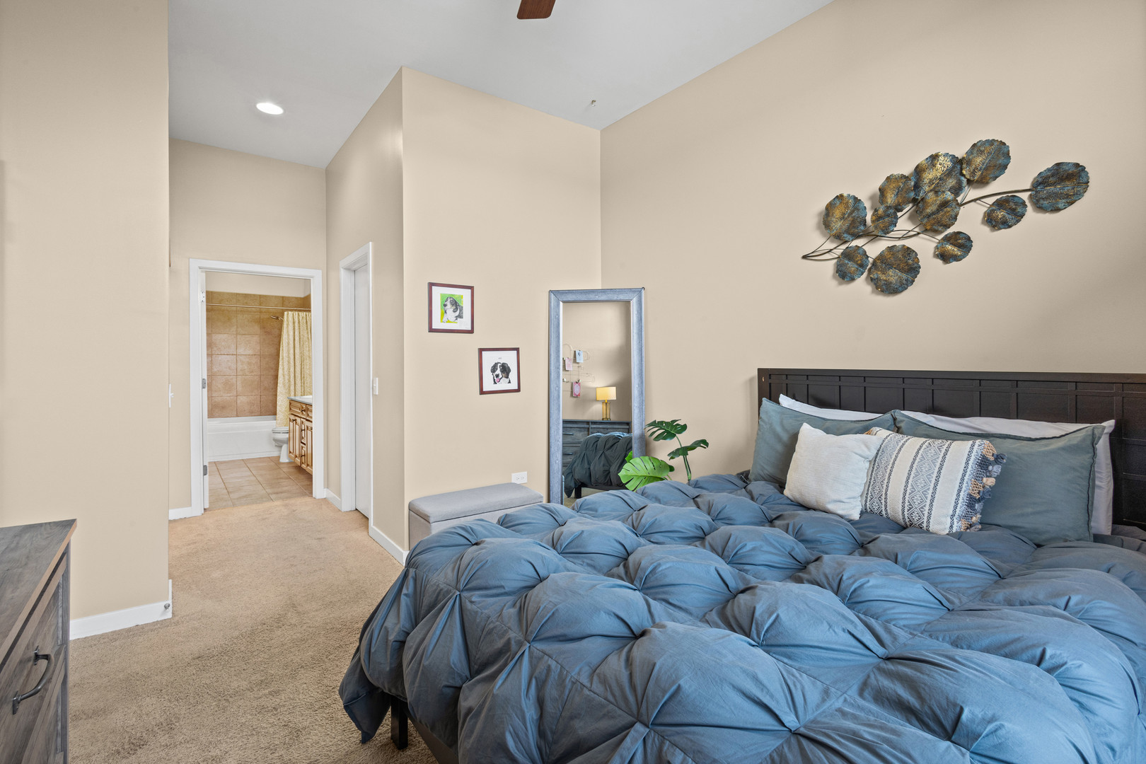 4011 N Francisco Avenue Unit: 205