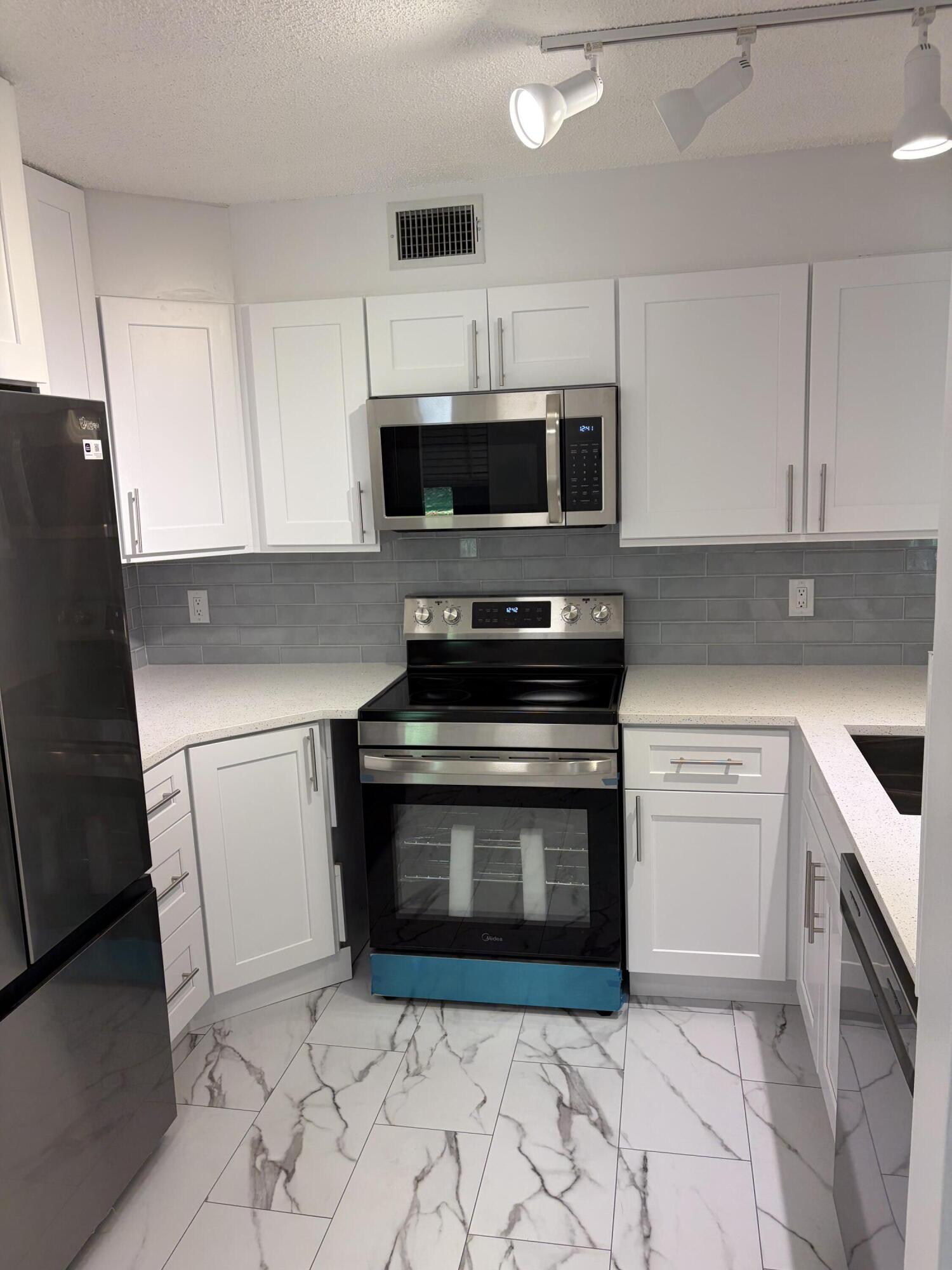 13811 Oneida Drive E1