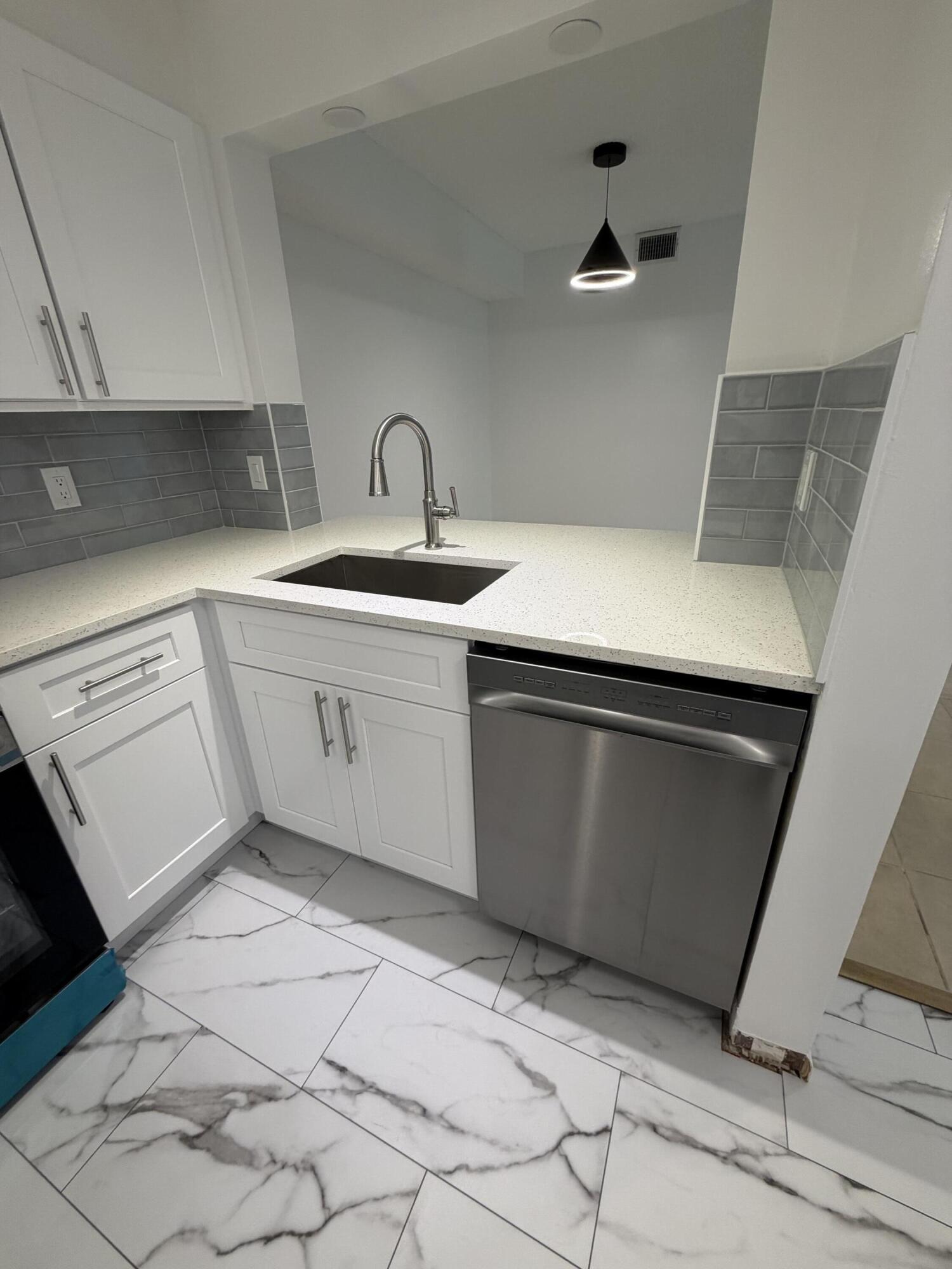 13811 Oneida Drive E1