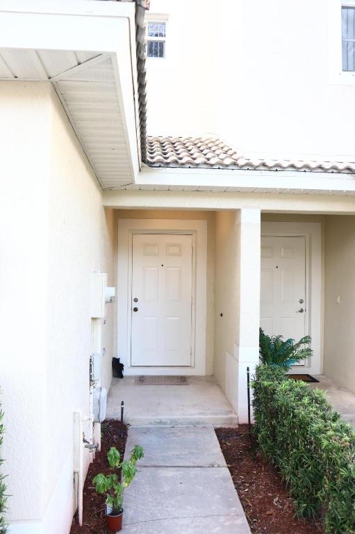 9712 Porta Leona Lane