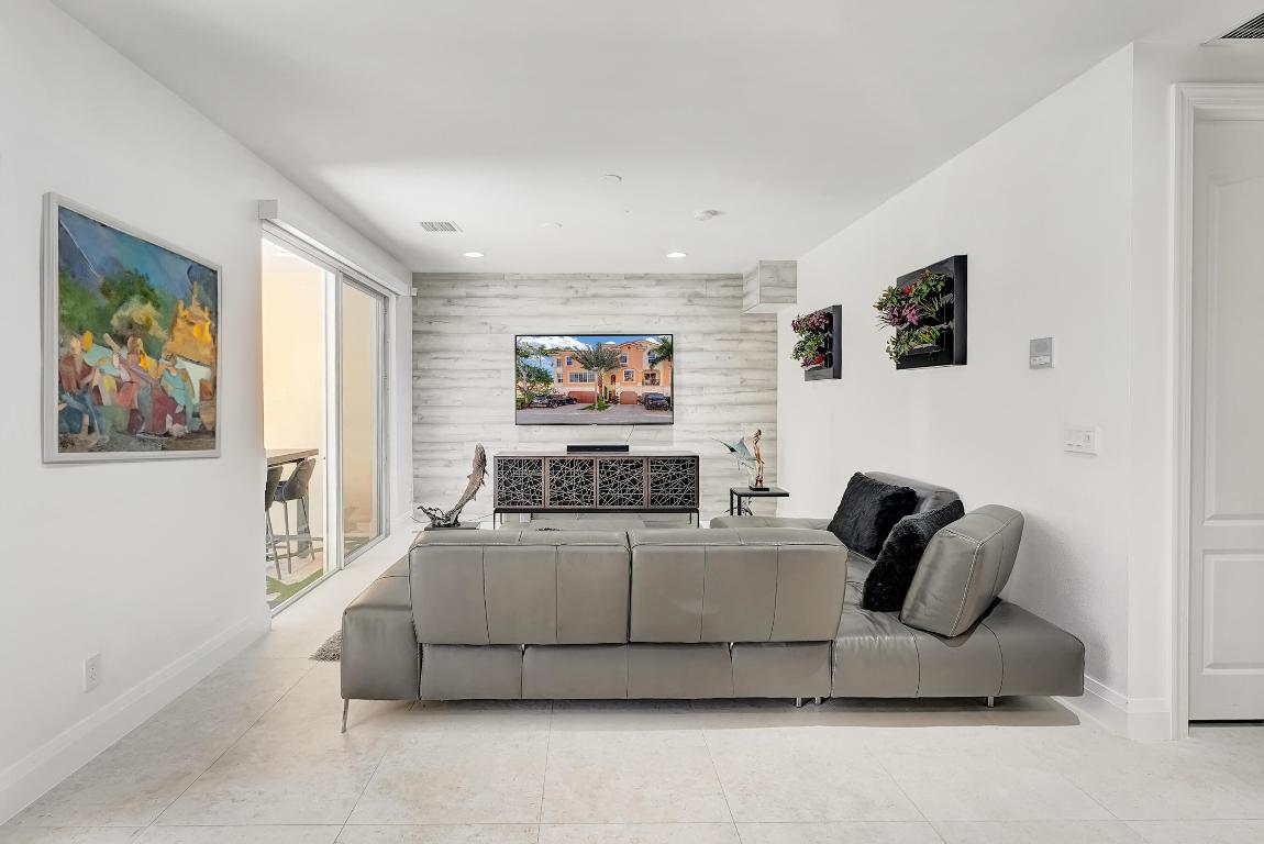 612 NE Rossetti Lane