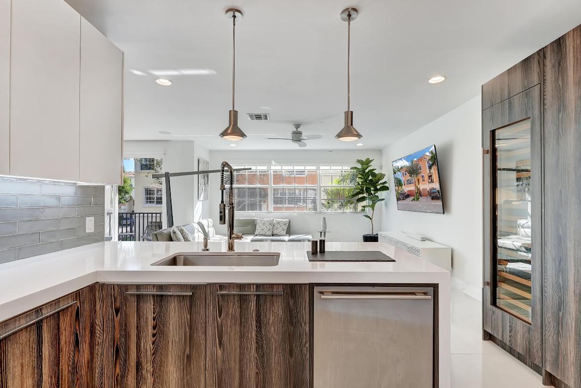 612 NE Rossetti Lane