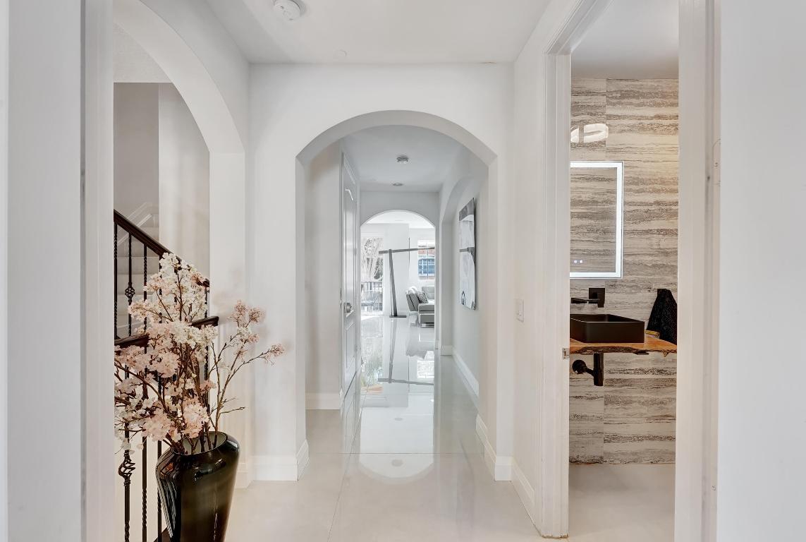 612 NE Rossetti Lane