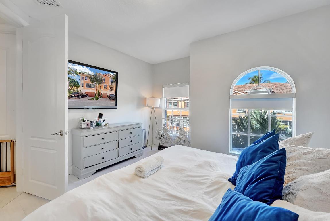 612 NE Rossetti Lane