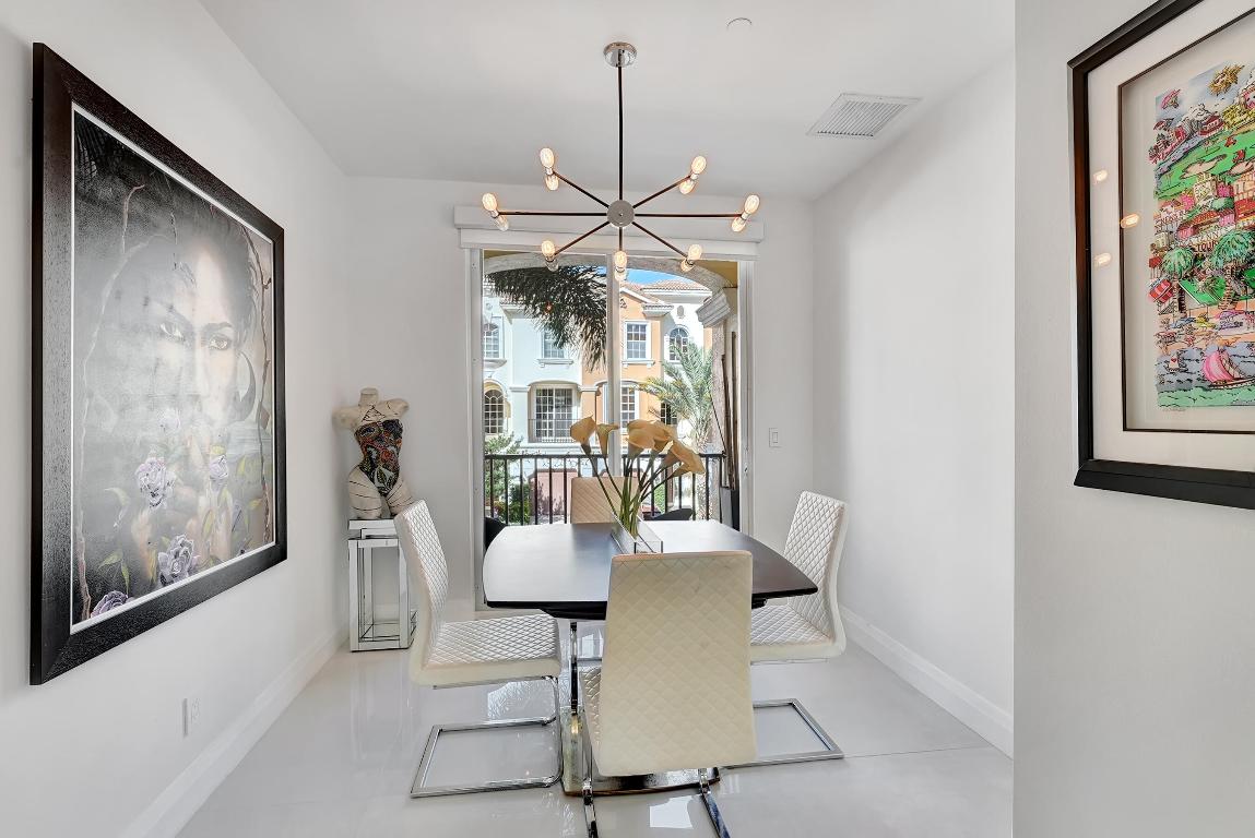 612 NE Rossetti Lane