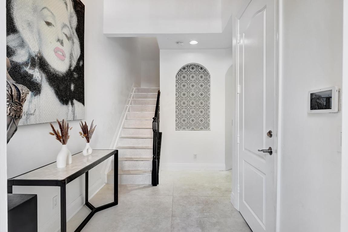 612 NE Rossetti Lane