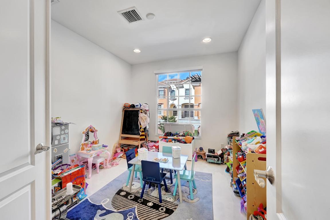 612 NE Rossetti Lane